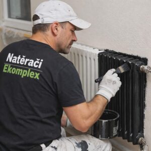 Detail černě natíraného radiátoru rovnoměrným nátěrem.