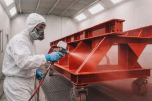 Průmyslový nástřk hliníkové kontrukce ekologickými barvami.