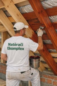 Ošetření dřevěného krovu ochranným nátěrem proti vlhkosti a škůdcům.